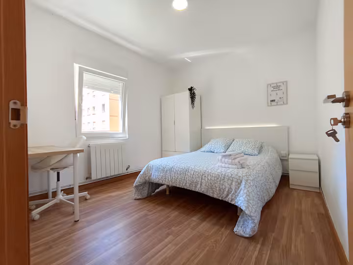 Habitación grande con cama de 135, mesa de estudio y armario en el centro de Santander