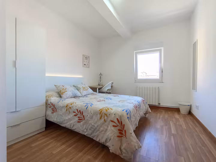 Habitación grande y exterior con cama de 135 y mesa de estudio en Santander
