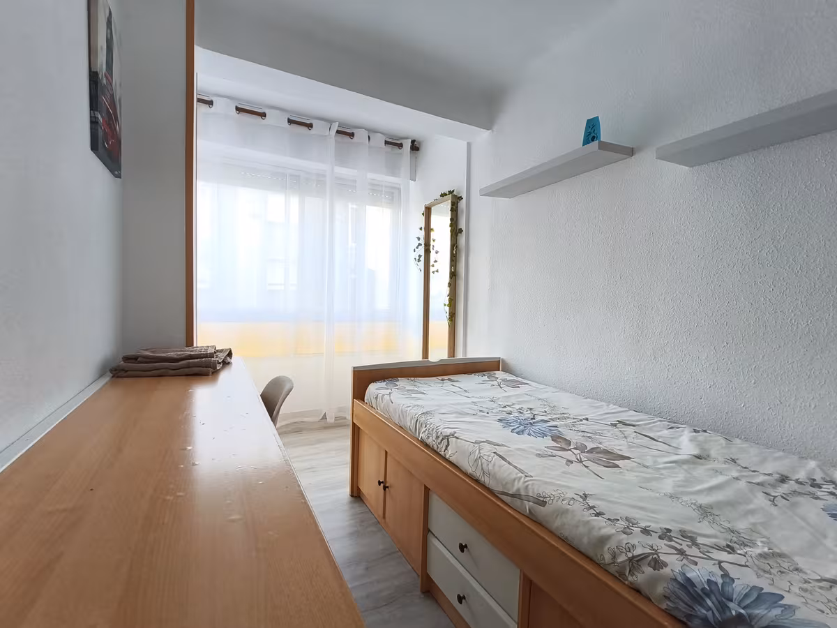 Habitación individual con cama de 90, escritorio y espejo en Santander