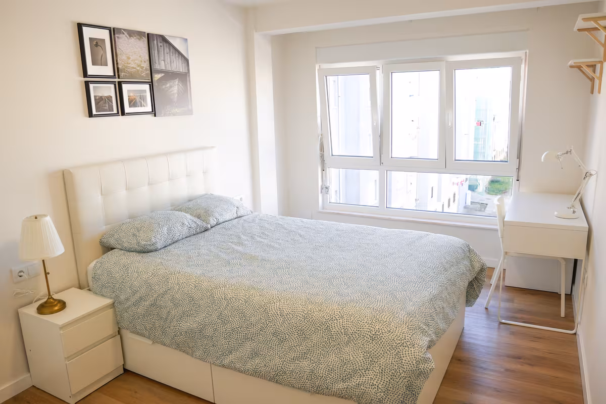Habitación grande con cama de 135, escritorio y armarios empotrados en Santander